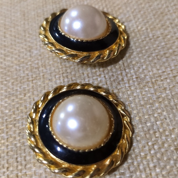 vintage faux pearl black enamel clip-on earrings - Picture 2 of 6